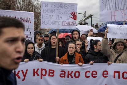 Decenas de personas, este lunes en una manifestación convocada en la localidad de Kocani (Macedonia del Norte).