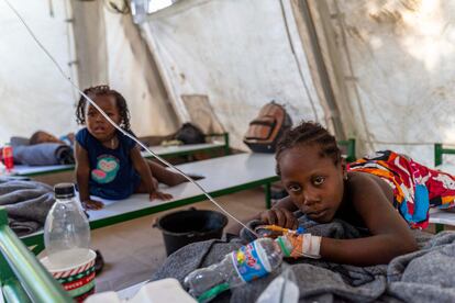 “Este rebrote de cólera está tomando lugar en un momento en el que la población haitiana enfrenta enormes dificultades para acceder a sistemas de salud”, lamenta Médicos Sin Fronteras en un comunicado. En la imagen, niños con síntomas de cólera, en una clínica en Puerto Príncipe. 