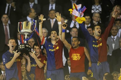 Hleb (a la izquierda) y Messi levantan la Copa del Rey 2008-2009 en Mestalla.