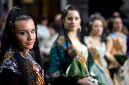 Falleras durante el desfile de la ofrenda.