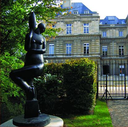 A obra 'Portadora de Perfumes', exposta no Jardim de Luxemburgo, em Paris, foi doada pela filha do escultor, Sandra Brecheret Pellegrini.