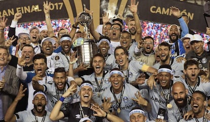 O Gremio celebra o tricampeonato da América.