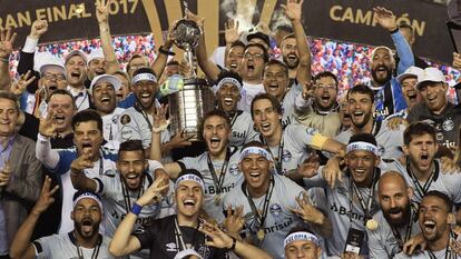 O Gremio celebra o tricampeonato da América.