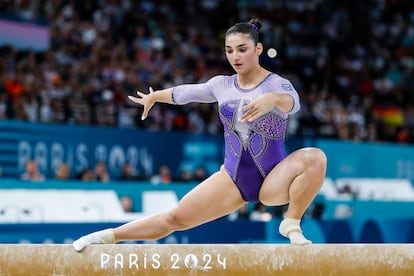 La gimnasta italiana Manila Esposito sobre la viga de equilibrios durante la final de la prueba.