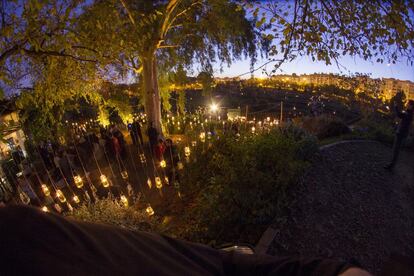 Cientos de velas ilumnan el parque y los huertos de Miraflores.