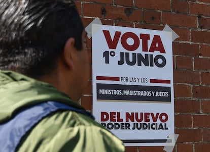 Un cartel invita a votar en las próximas elecciones judiciales, en Toluca, Estado de México, el 25 de abril. 