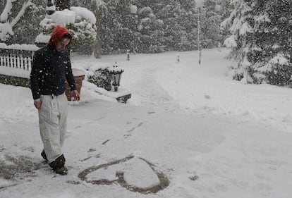 Imagen del centro de la ciudad cubierto por la nieve.