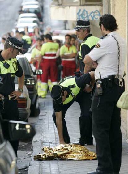 Un policía cubre el cadáver de la niña arrollada en Ciudad Lineal.