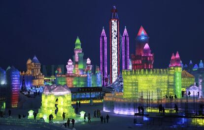 Grandes esculturas de hielo iluminan en paisaje en Harbin, el 22 de diciembre de 2014.