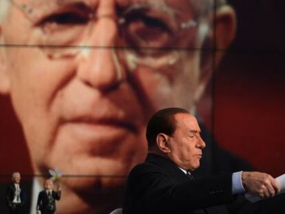 Berlusconi participa en un programa de la televisi&oacute;n p&uacute;blica italiana. Detr&aacute;s, una imagen de Mario Monti.