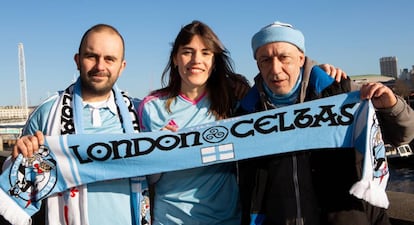 Maria Sabaris, de la peña London Celtas, junto a dos otros socios: el presidente Breogán Pereira (izquierda) y Xosé Rodríguez.