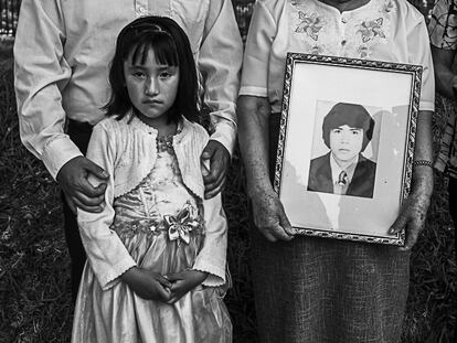 El conflicto armado en Perú (1980-2000) entre el Estado y el grupo terrorista Sendero Luminoso dejó más de 65.000 fallecidos y unas 15.000 personas desaparecidas. Años después, muchas familias campesinas que buscaban a sus seres queridos están cerrando ahora su duelo recibiendo los restos óseos de los cuerpos recuperados. Esta imagen forma parte del trabajo 'Lenguaje de los huesos', ganador de esta edición del Festival. 