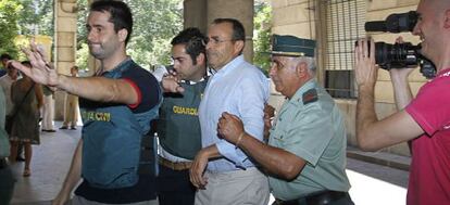 El empresario de Fitonovo, Rafael González, es trasladado a los juzgados.