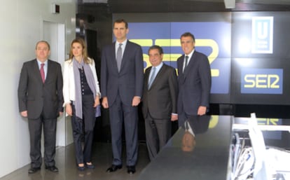 Los príncipes de Asturias posan, durante su visita a la Cadena SER el 19 de abril de 2010, junto a Javier Pons, Augusto Delkáder y Raúl Rodríguez.