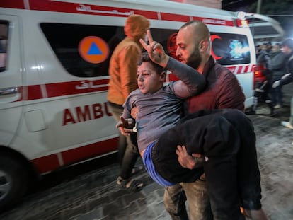 Un niño herido durante un ataque israelí es trasladado al hospital de Rafah, este miércoles.