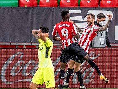 El defensa del Atlético, Stefan Savic, se lamenta del segundo gol del Athletic, obra de Íñigo Martínez, que lo celebra al fondo con Williams. EFE/Javier Zorrilla