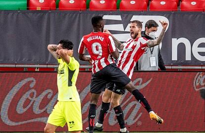 El defensa del Atlético, Stefan Savic, se lamenta del segundo gol del Athletic, obra de Íñigo Martínez, que lo celebra al fondo con Williams. EFE/Javier Zorrilla