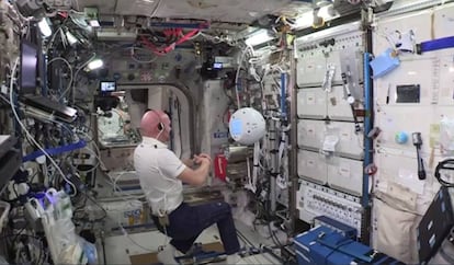 El astronauta Alexander Gerst conversa con el robot Cimon.