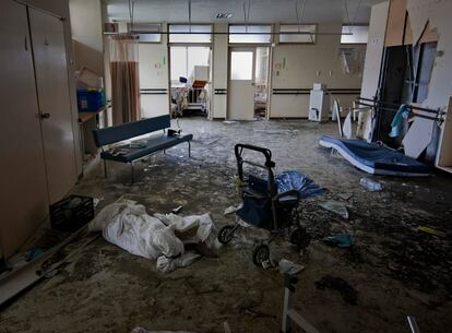 El cuerpo de una paciente, muerta durante el terremoto y el posterior tsunami, permanece en el pasillo del hospital de Minamisanriku.