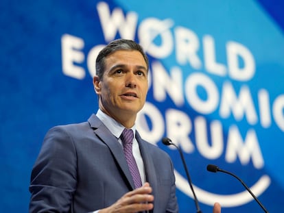 El presidente del Gobierno español, Pedro Sánchez, pronuncia su discurso durante el Foro Económico Mundial en Davos, Suiza, el pasado 24 de mayo.