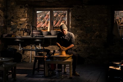 Raúl Mouro, en el taller, en el que también imparte formación, trabaja con el torno.