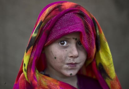 Robina Haseeb, una refugiada afgana de cinco años, posa cuando jugaba con otros niños a las afueras de Islamabad. Pakistán tiene desde hace más de 30 años una comunidad de refugiados que es de las mayores del mundo, y hay cientos de miles de afganos viviendo en el país vecino, aunque según la ONU, desde la invasión comandada por EE UU en 2002, 3,8 millones de refugiados afganos han regresado desde Pakistán a su país.