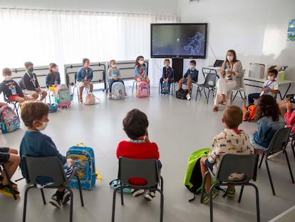 Un grupo de alumnos asiste a una clase en un centro de San Sebastián, en una imagen tomada durante la pandemia del coronavirus.