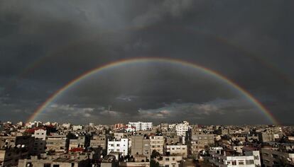 Un arcoiris encima de los edificios de la ciudad de Gaza, 9 de diciembre de 2013.