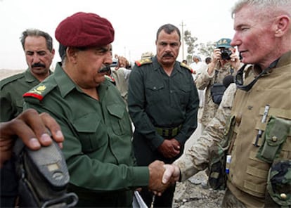 El ex general Jassim Mohamed Saleh (izquierda) saluda al coronel de los <i>marines</i> estadounidenses Jonh Toolan a las afueras de Faluya.