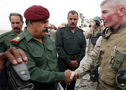 El ex general Jassim Mohamed Saleh (izquierda) saluda al coronel de los <i>marines</i> estadounidenses Jonh Toolan a las afueras de Faluya.