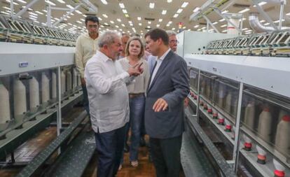 Lula e Josué conversam durante visita a fábrica da Coteminas em Montes Claros (MG), em outubro de 2017.