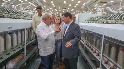 Lula e Josué conversam durante visita a fábrica da Coteminas em Montes Claros (MG), em outubro de 2017.