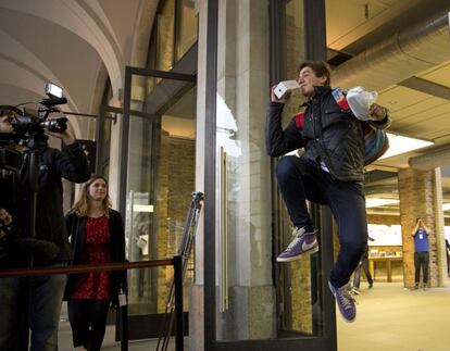 Jesse Green, de 15 años sale de la tienda Apple en Covent Garden, Londres, tras haber comprado el nuevo iPhone 5s.