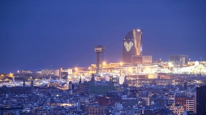 El Hotel W de Barcelona enciende las luces dibujando un corazón en su fachada todas las noches, en homenaje a todos los que trabajan en la lucha contra el coronavirus en hospitales y centros de salud. 