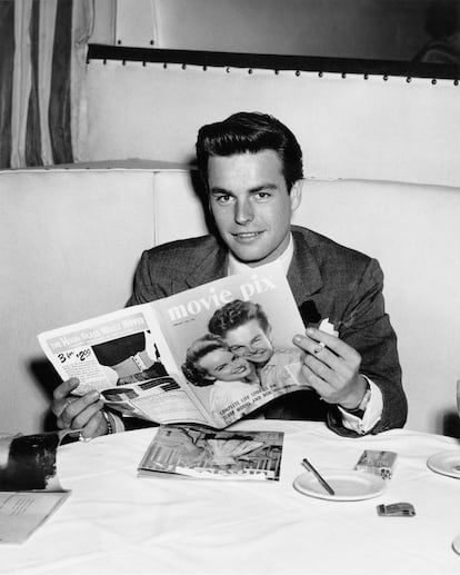Robert Wagner sujeta la edición de febrero de 1954 de la revista 'Movie Pix' que lo muestra a él y a la actriz Terry Moore en portada.