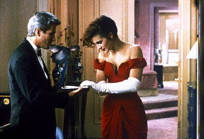 El vestido rojo de ‘Pretty Woman’ (1990). Uno de los más icónicos de la historia del cine estuvo a punto de no suceder. Fue diseñado por Marilyn Vance y se convirtió en un símbolo del personaje de Julia Roberts en la comedia romántica que definió la década. El vestido, de hombros descubiertos, iba a ser de color negro, pero Vance logró convencer al equipo de producción para cambiarlo a rojo, lo que subrayó la transición de la protagonista de la pobreza a la riqueza, un tema central del filme. Elegante y sensual, se convirtió en un verdadero icono de la moda cinematográfica que valió un BAFTA al mejor vestuario y que fue exhibido en el Museo Victoria & Albert de Londres en 2014.