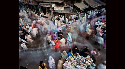 Saifee Jubilee Street, Kumbharwada, Bombay, India, 2007. 