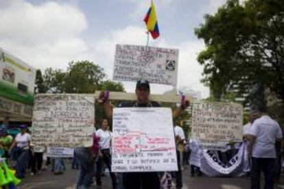 Un grupo de opositores al presidente venezolano Nicolás Maduro participan en una manifestación en Caracas (Venezuela).