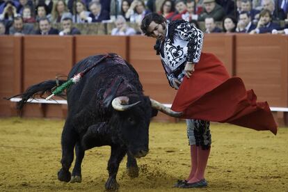 Morante de la Puebla, en su primer toro en la corrida que abre la temporada en Sevilla.