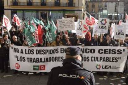 Alrededor de medio millar de personas, la mayoría trabajadores de Caja España-Duero, han recibido esta tarde con pitidos y abucheos a los consejeros de la entidad financiera que han acudido al Consejo de Administración, que se celebra en León.