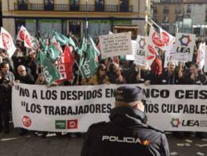 Alrededor de medio millar de personas, la mayoría trabajadores de Caja España-Duero, han recibido esta tarde con pitidos y abucheos a los consejeros de la entidad financiera que han acudido al Consejo de Administración, que se celebra en León.