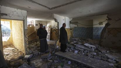 Familiares del terrorista palestino revisan los daños en su casa.