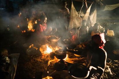 Un grupo de niños se calienta junto a una fogata mientras sus madres preparan la cena. Se han unido a los cientos de recién llegados, muchos de los cuales proceden de Leer y están buscando seguridad y alimento dentro del Área de Protección de Civiles de la ONU en Bentiu.
