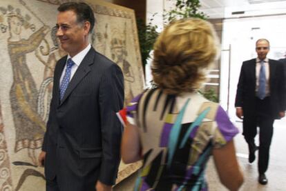 Alberto López Viejo se cruza con Esperanza Aguirre el pasado mes de marzo en la Asamblea. Benjamín Martín Vasco, al fondo, de frente.