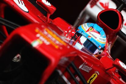 El piloto de Ferrari espera en el garaje de la escudería antes de comenzar el entrenamiento.