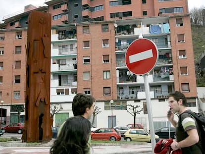 Escultura de Ibarrola por las víctimas de ETA en la plaza de San Pelayo, de Ermua.