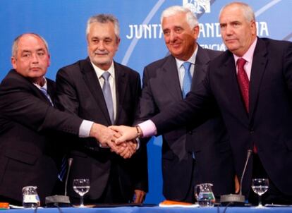 Manuel Pastrana, José Antonio Griñán, Santiago Herrero y Francisco Carbonero tras la firma del VII acuerdo de concertación.