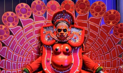 Un artista de Theyyam vestido como la diosa hindú Nagakali
durante un evento de promoción turística en Bengaluru (India).