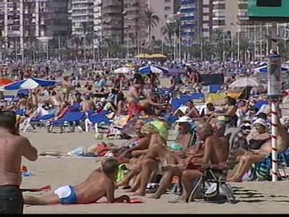 Estampa veraniega en las playas españolas