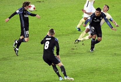 El jugador del Real Madrid Luka Modric (izquierda), en acción durante el partido de semifinales del Mundial de clubes entre el Real Madrid y el Club América.
